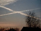 Flugzeugspuren am winterlichen Morgenhimmel